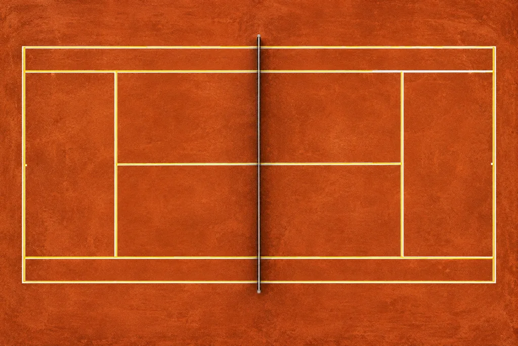 Court de tennis vu de dessus avec des lignes de pickleball supplémentaires tracées en couleur différente.